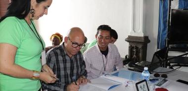 Ediciones Futuro, de la UCI, representada por Raynel Batista selló su alianza de trabajo a través de la firma de un convenio de trabajo con la Universidad de Holguín, corroborado por el Dr. C. Reynaldo Velázquez Zaldívar.