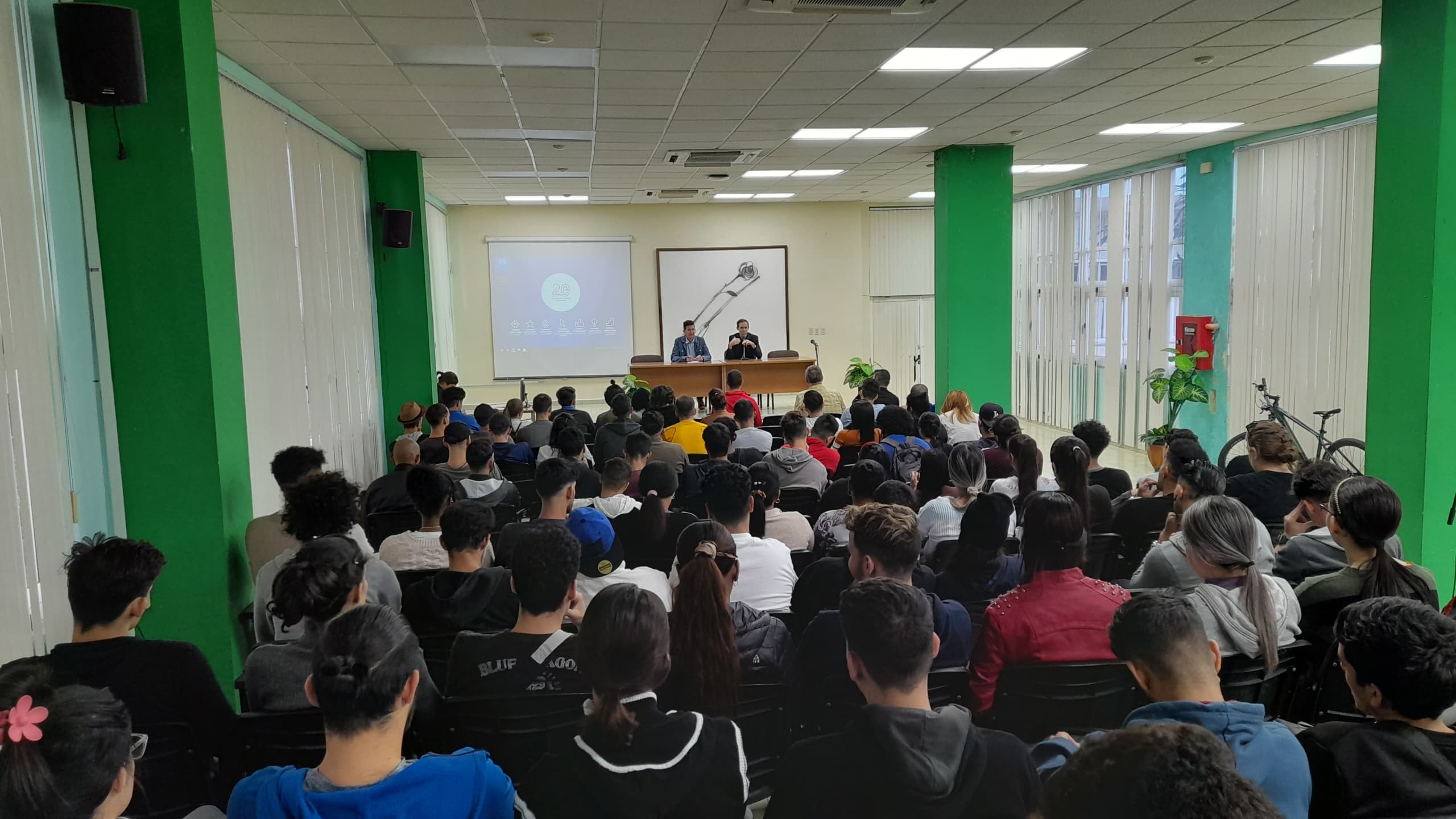 Los directivos de la UCI ofrecieron la bienvenida oficial a los recién graduados en adiestramiento.