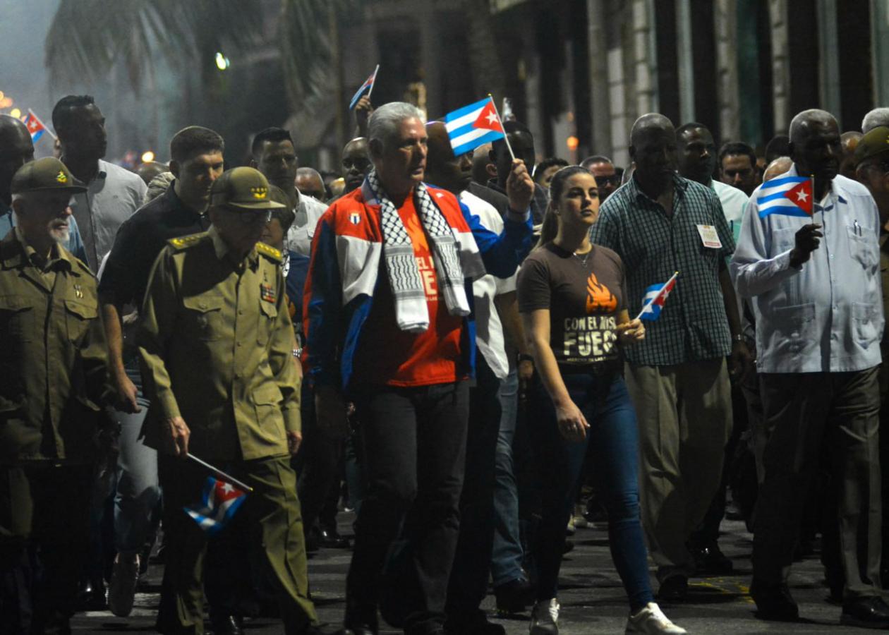 La escalinata de la Universidad de La Habana brilló una vez más con las luces de cientos de jóvenes cubanos que marcharon junto a la dirección histórica de nuestro país.