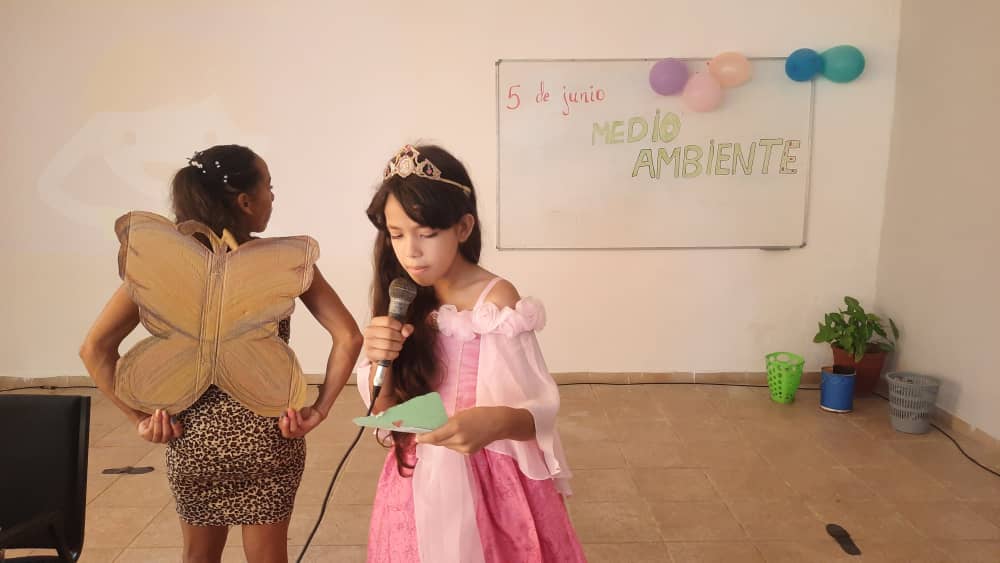 Actividad recreativa con los niños de la comunidad universitaria.