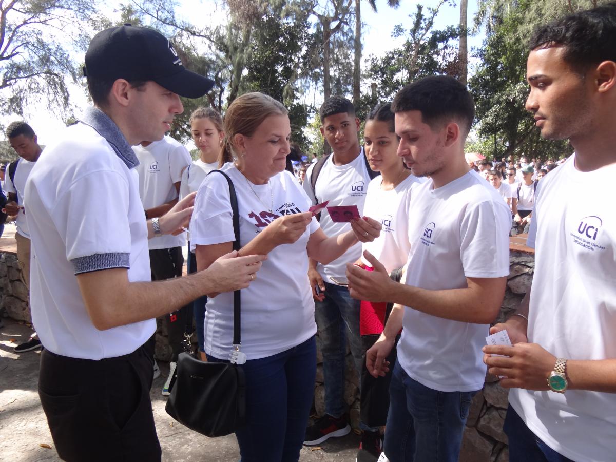 El Consejo Universitario presidido por nuestro Rector, Dr.C. Raydel Montesino Perurena entregó el carné de la FEU a una representación de los estudiantes de cada facultad.