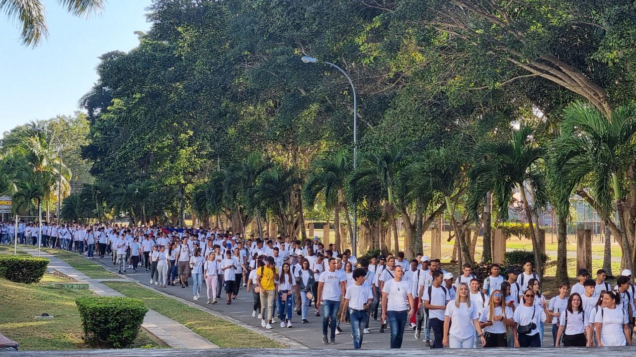Los estudiantes de primer año de la Universidad participaron en la caminata hasta el sitial donde cayó en combate el Mayor General Antonio Maceo Grajales.