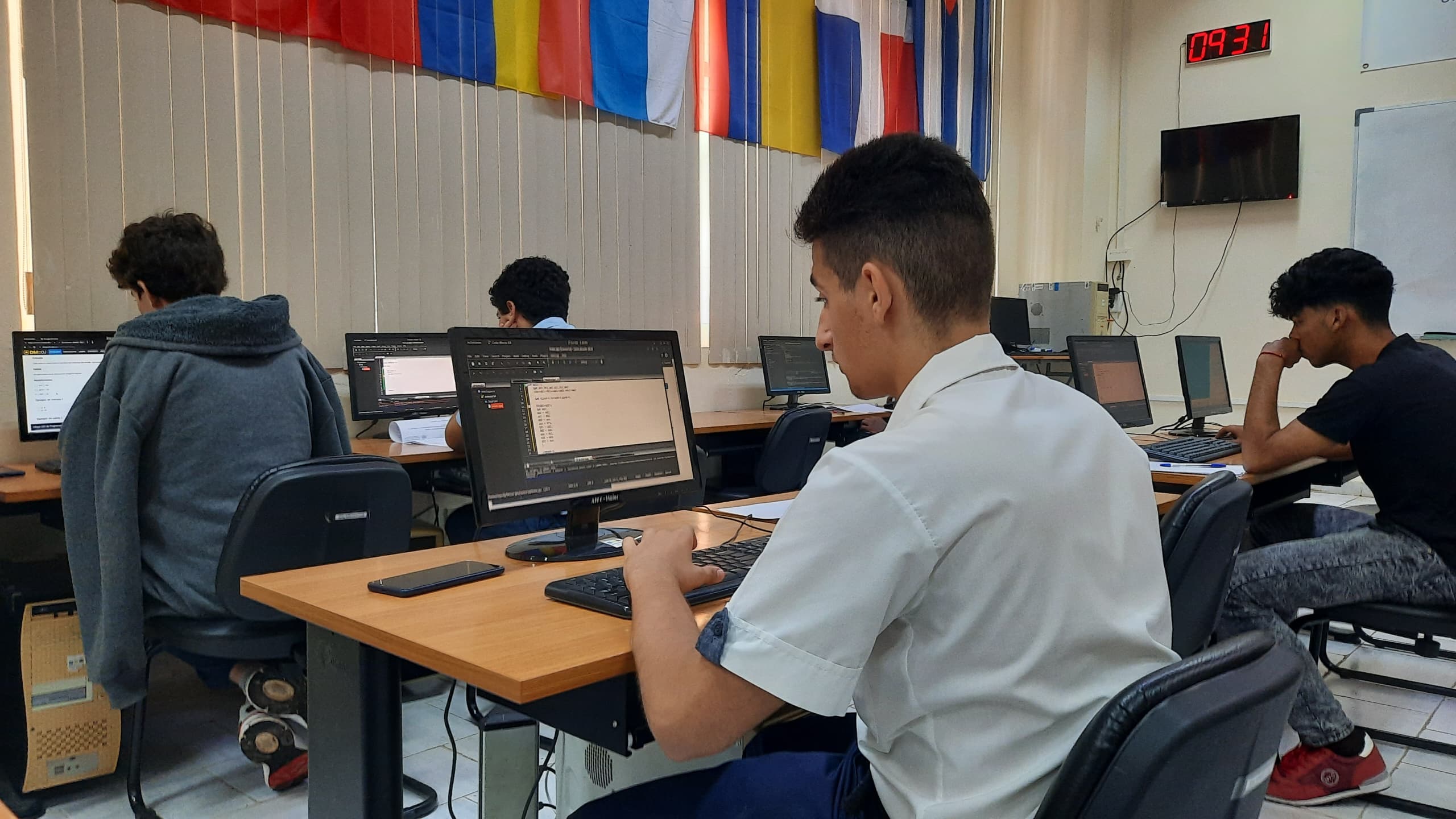 Estudiantes de preuniversitarios participan en la I Copa de Programación para estudiantes de la Educación Media Superior, convocada por la UCI.