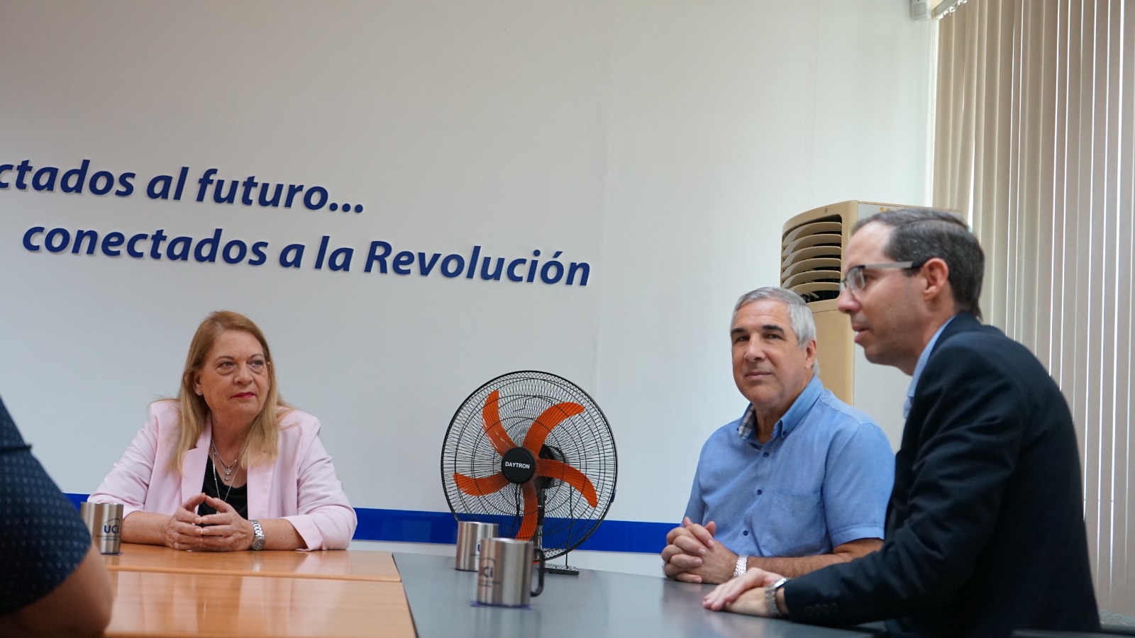 Visita del viceprimer ministro a la UCI.