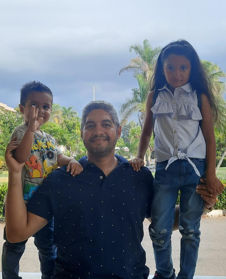 Padre de dos hijos, expresa estar orgulloso de ellos, y reconoce que en medio de las vorágines diarias valora los momentos que pasan juntos.