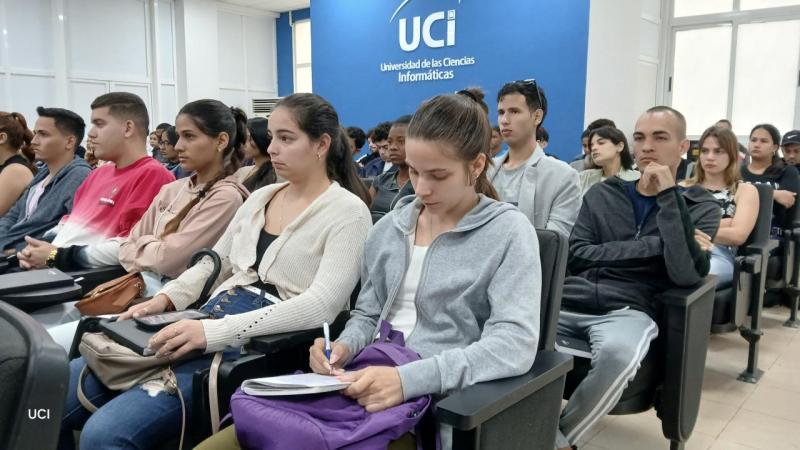 Encuentro con los recién graduados que comienzan su vida laboral en la Universidad de las Ciencias Informáticas.