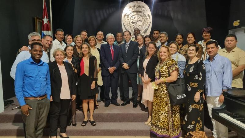 Foto colectiva de miembros de la comunidad universitaria, junto al nuevo Doctor Honoris Causa, Melchor Félix Gil Morell.