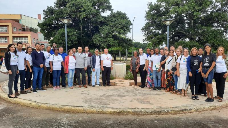 Rector junto a miembros del Consejo Universitario y otros trabajadores frente al sitio donde Fidel visitó la UCI por primera vez.