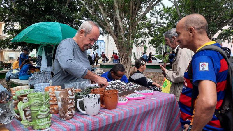 Comunidad universitaria disfrutó de una feria con variadas ofertas de artesanía y productos.