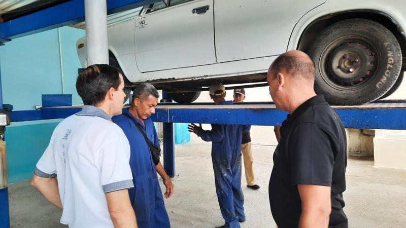 Rector inaugura taller automotor universitario de autos ligeros en la base de transporte de la UCI.