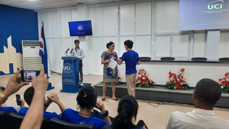 Reconocimiento a los estudiantes con trayectoria sobresaliente durante los cinco años de la carrera.