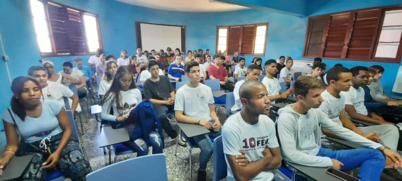  Jóvenes de la UCI visitan el Instituto Finlay de Vacunas.