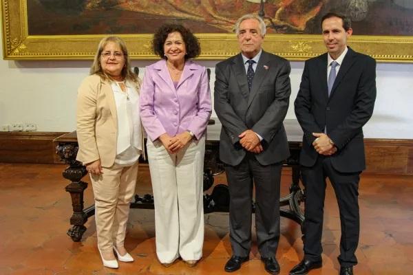  Dichas distinciones han sido entregadas al profesor Verdegay en un acto presidido por la rectora Pilar Aranda, con la asistencia de Osana Moleiro Pérez, rectora de la Universidad Central “Marta Abreu” de las Villas y Raydel Montesino Perurena, rector de la Universidad de Ciencias Informáticas de Cuba.