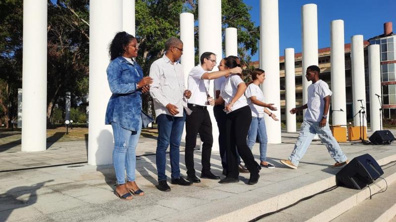 Durante el espacio de solemnidad un grupo de jóvenes recibió el carné que los acredita como militantes del PCC y de la UJC.