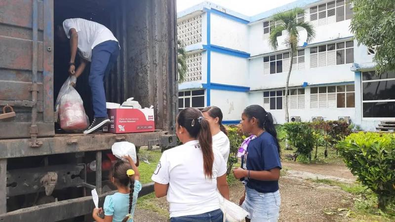 La comunidad universitaria confeccionó una valija para apoyar a los damnificados en la provincia de Guantánamo.