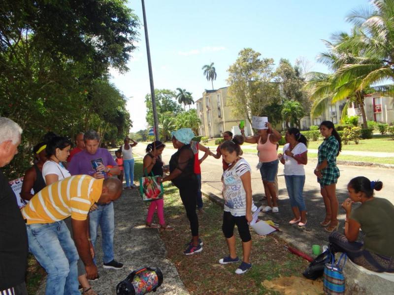 Llegó el que trajo la bocina con la música… y los dejamos celebrando.