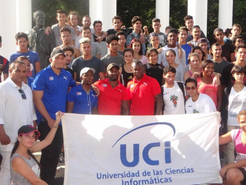 En el centro de la imagen (de izquierda a derecha), Yonger Batista Omar, Reineri Andreu Ortega, Geandry Garzón Caballero y Franklin Marén Castillo, medallistas mundiales de lucha.