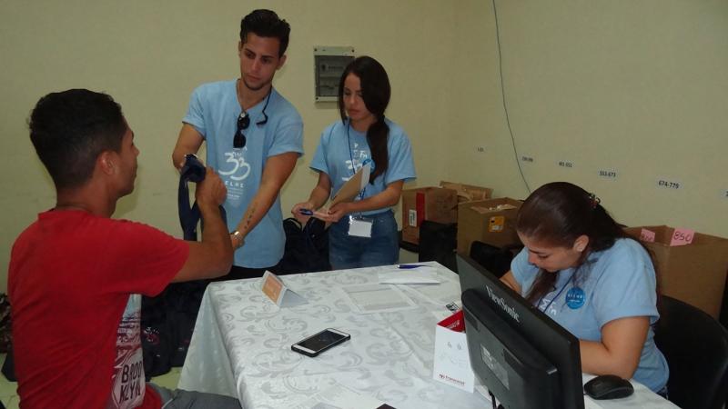 Los delegados del Relme 33 recibieron sus credenciales y el programa del evento. 