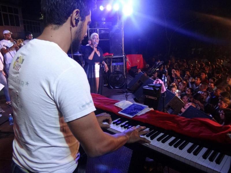 Los jóvenes de la UCI celebran el 4 de Abril en el concierto de Haila María.