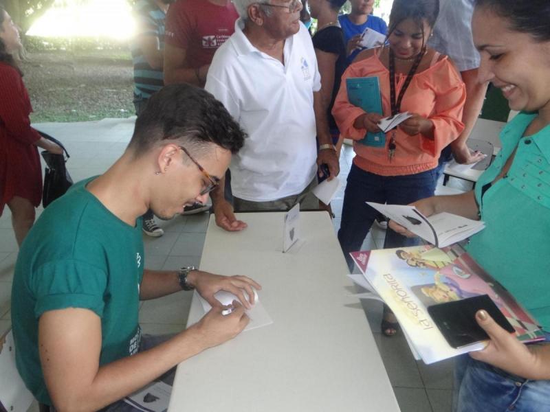 Michel Pedrera realizó la firma de su libro Corazón impío a los participantes en el evento cultural.