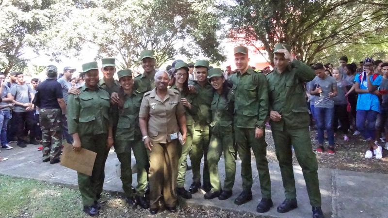 La Teniente Coronel Dra.C. Dayvis Rosa Jacas Aguilera, profesora de la Universidad de Ciencias Médicas de las FAR, dirigió a doce cadetes de ese centro de enseñanza superior, en el parque de la Plaza Mella, quienes impartieron clases prácticas sobre atención primaria de salud.