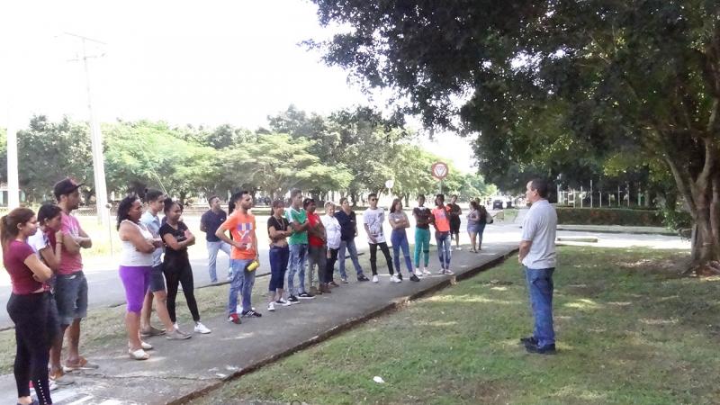 En las áreas del docente Camilo Cienfuegos, el MSc. Francisco Gaubeca Elorriaga, metodólogo del Departamento de Enseñanza Militar en la UCI, impartió una clase práctica sobre las minas a la Compañía 4 del batallón de la Facultad 2.