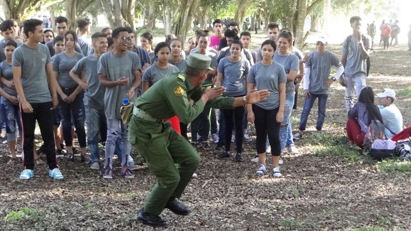 Los jóvenes del primer año desarrollaron en el vial principal el entrenamiento de táctica durante el combate, en la defensa y la ofensiva, mediante ejercicios prácticos en los diferentes procedimientos militares.