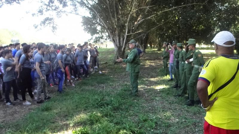 Profesores explicando los ejercicios militares.