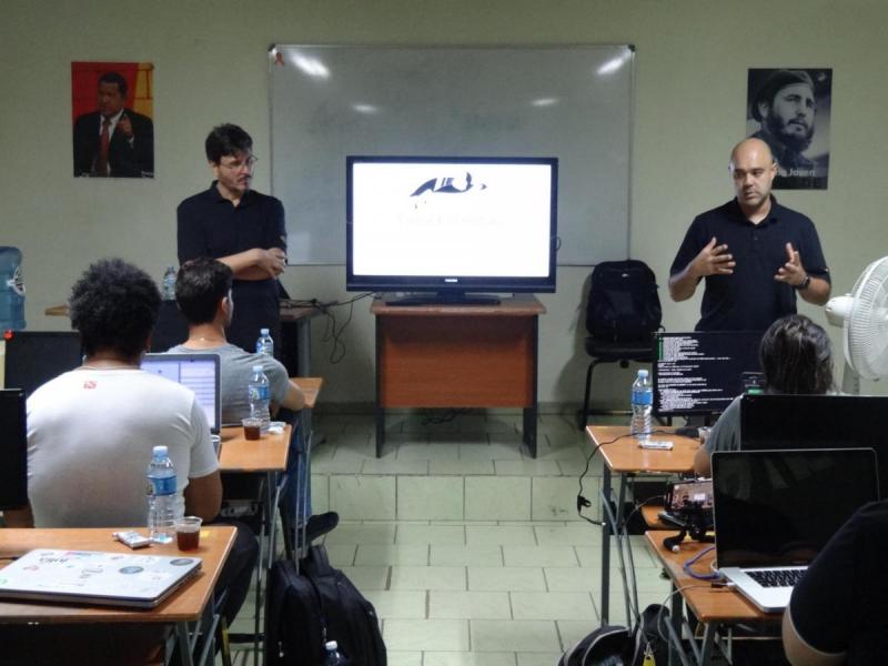 Los profesores Hernán Eduardo Pachas Magallanes, Eduardo Rosanti Sugahara y César Augusto Azambuja Brad, impartieron el curso a los aspirantes a la calificación internacional en Linux Essentials. 