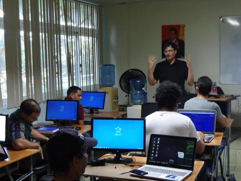 El profesor César Augusto Azambuja Brad dialogó con los estudiantes, conoció acerca de sus motivaciones con el taller y sus experiencias con Linux.