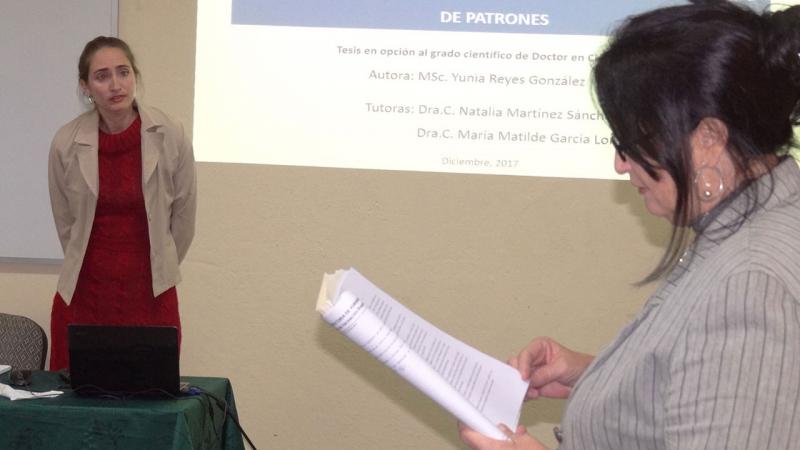 La MSc. Yunia Reyes, vicedecana de la Facultad 2, atenta a la lectura de su caracterización, previa a comenzar la defensa de su tesis doctoral. 