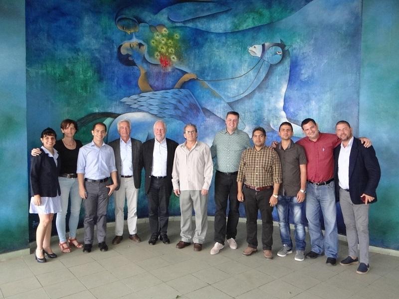 Foto colectiva de los visitantes junto a los directivos de la UCI como recuerdo del amistoso encuentro.