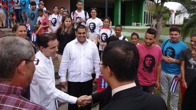 La delegación fue recibida en la Plaza Martiana por el Dr.C. Raydel Montesino Perurena, vicerrector primero de la UCI y el MSc. Silvano Merced Len, secretario del Comité del Partido en la institución. 