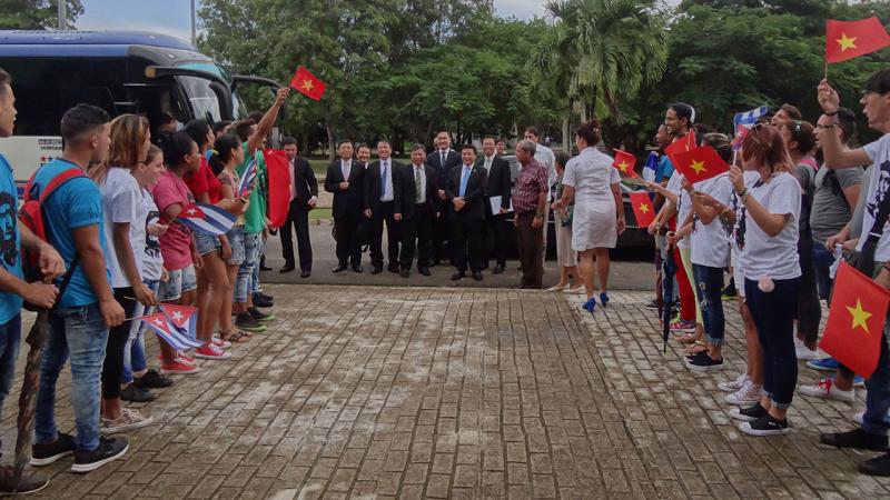 En la Plaza Martiana fueron recibidos por estudiantes y dirigentes juveniles, quienes en representación de toda la comunidad universitaria dieron la bienvenida a la delegación. 