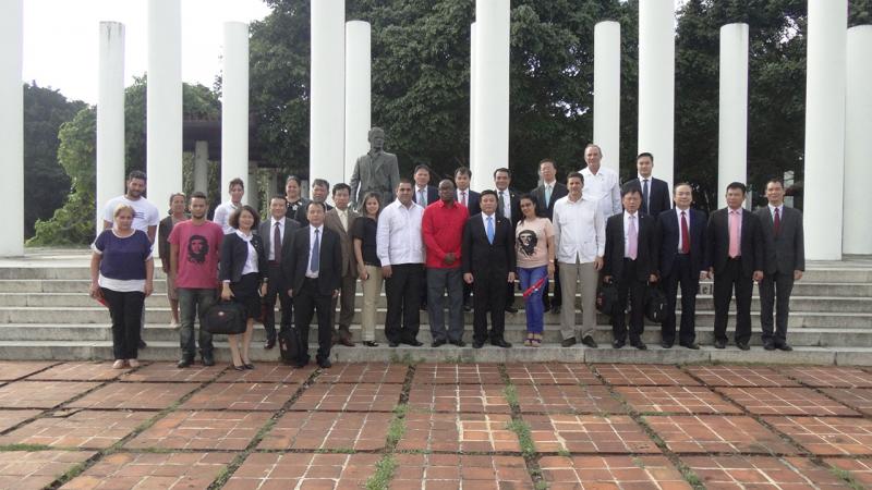 Foto oficial en la emblemática plaza Mella de la UCI. 