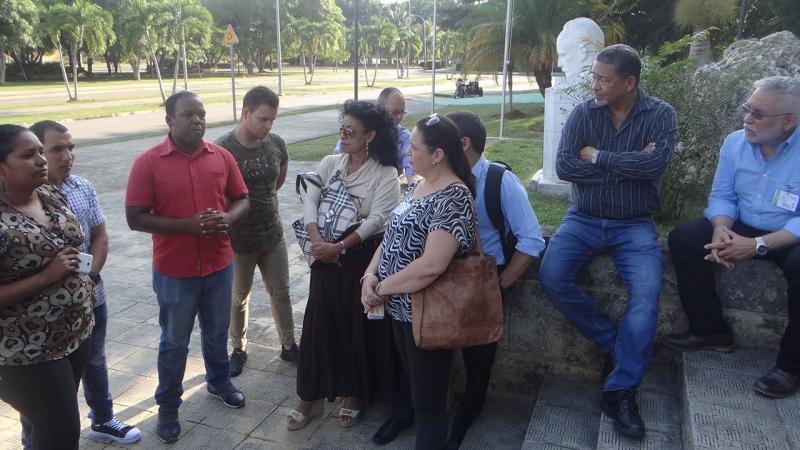 Visita de los delegados a la Plaza Martiana. 