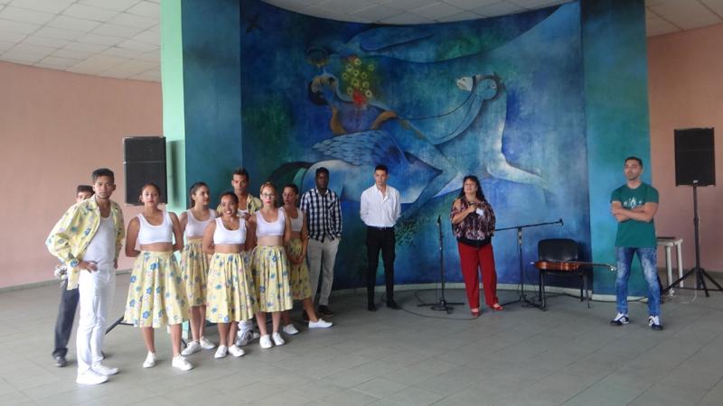 La MSc. Vilma Mederos reconoce la calidad de los artistas aficionados de la UCI. 