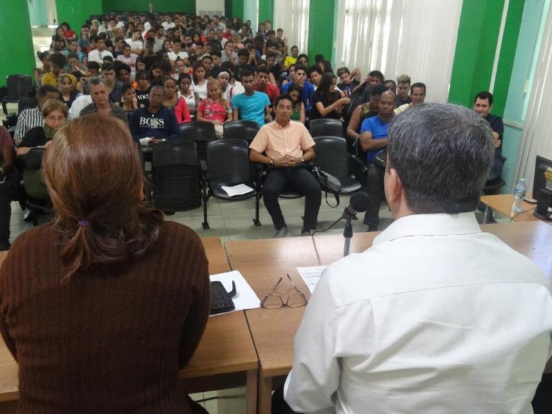 Interactúa Rector con estudiantes de primer año de la Facultad 2.