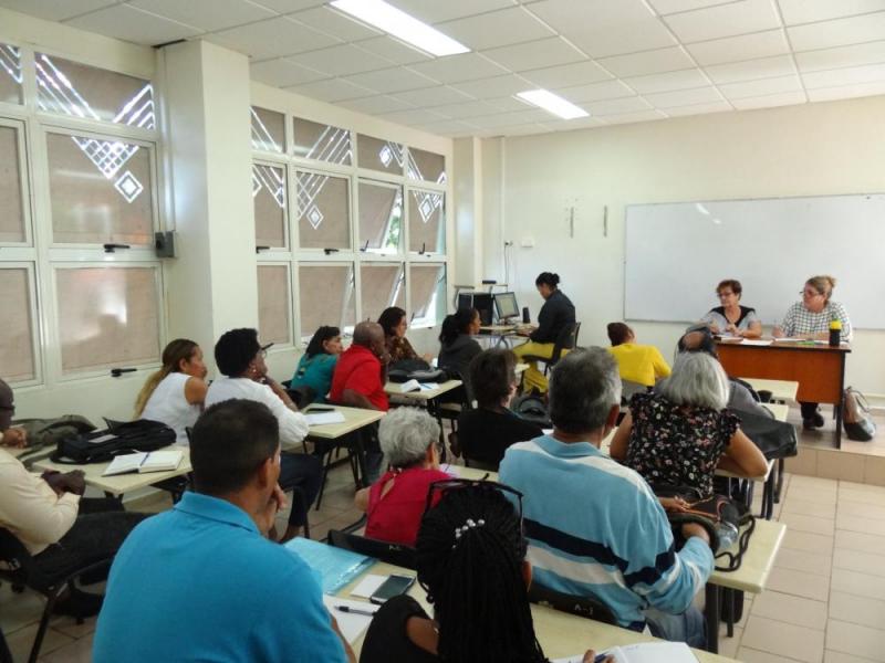 Trabajo en Comisión en aula de posgrado del docente Rubén Martínez Villena de la UCI.