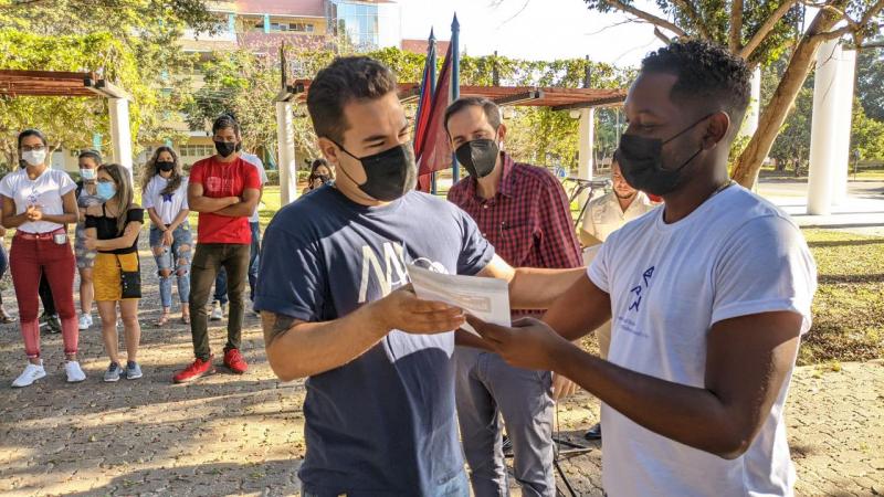 Durante el encuentro se hizo entrega de la Distinción 13 de Marzo a los dirigentes estudiantiles de la Universidad.