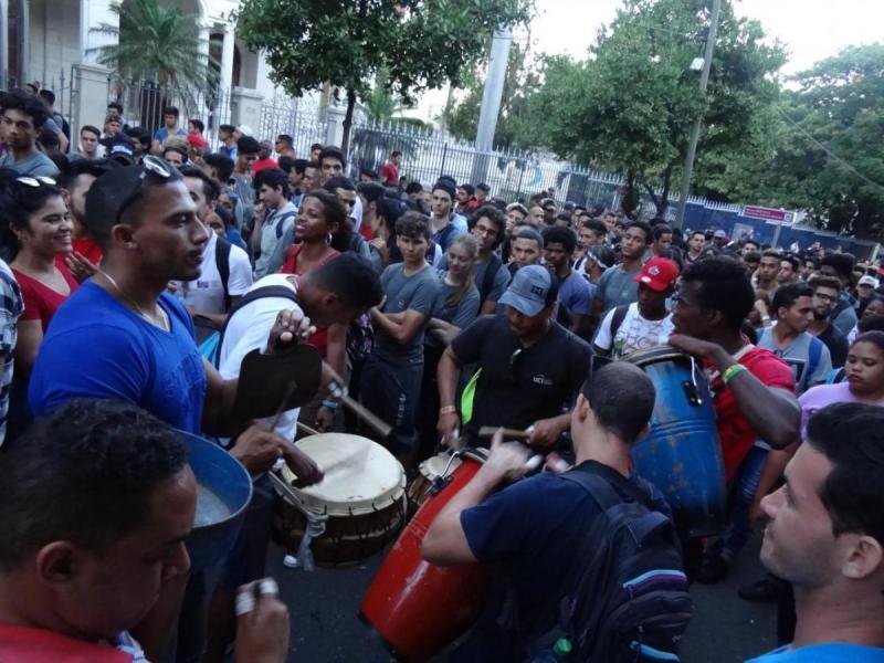 En el tradicional desfile del proletariado cubano la UCI respaldó la Revolución Cubana. 