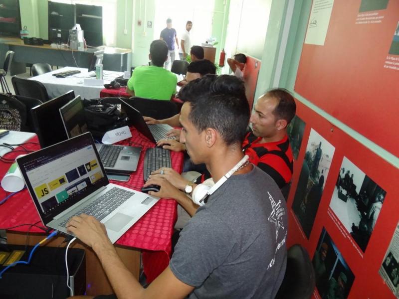 Competidores preparan la presentación de sus proyectos. 