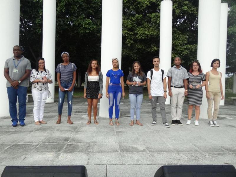 El MSc. Silvano Merced Len y la Ing. Arlety Sánchez Santos, secretarios generales de los comités del PCC y la UJC en la UCI, respectivamente, entregaron el carné que acredita a un grupo de jóvenes como nuevos militantes de la organización juvenil.