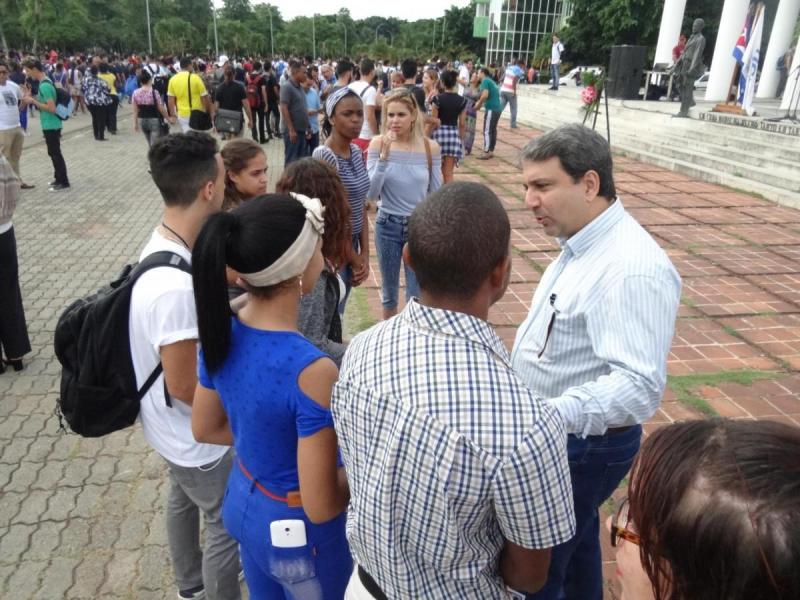 Al concluir el acto, el rector de la UCI, Dr.C. Walter Baluja García, conversó con los nuevos militantes de la UJC.