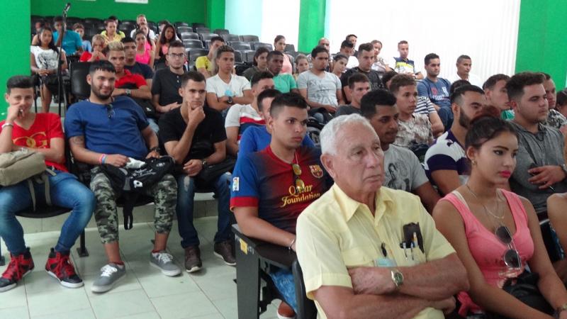 Estudiantes de la Fici interactúan con miembros del Consejo de Dirección de la facultad. 