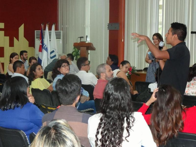 Investigadores comparten sus experiencias en el Conversatorio de Jóvenes.