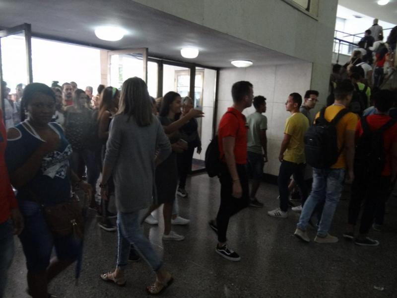 Profesores y estudiantes de las facultades 3, 4 y 5 de la Universidad disfrutaron la proyección en el cine Yara del filme cubano Inocencia. 