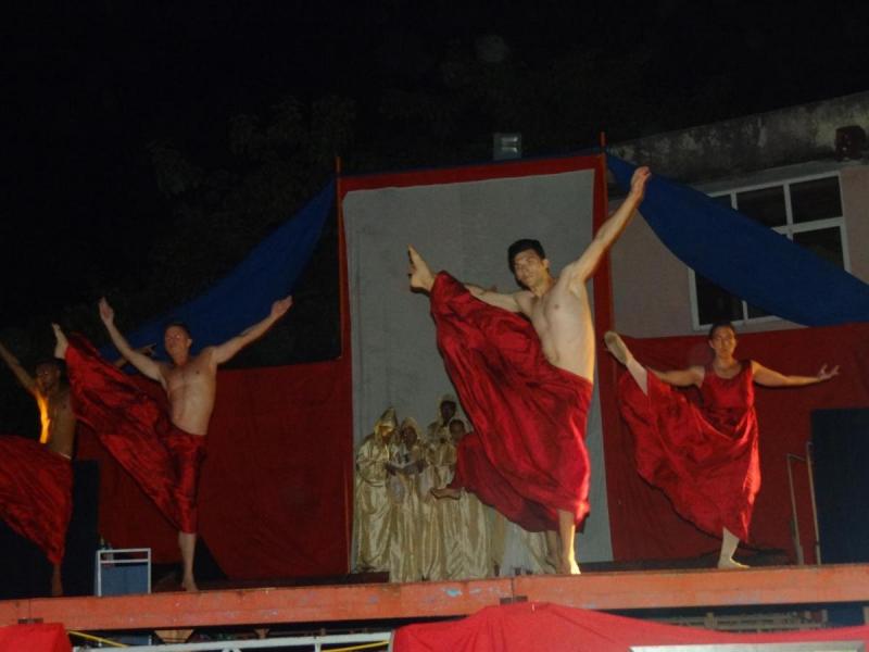 En la gala cultural el grupo de danza contemporánea “Espacio Abierto” ofreció su arte.