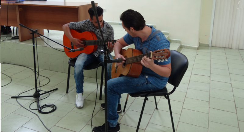 Los artistas aficiondos de nuestra Universidad, Dael David Rodríguez Noa y Ángel Luis Castañeda Zamora, interpretaron una obra a guitarra.