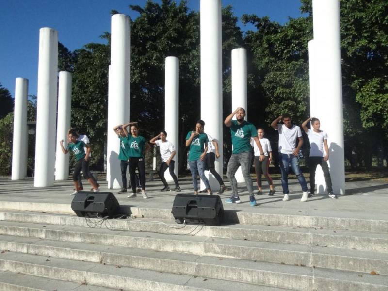 Como colofón de la actividad, el grupo de danza urbana Elementrix brindó su arte a la comunidad universitaria.